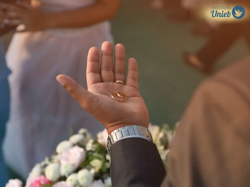Homem segurando alianças na palma da mão simbolizando quando comparamos nosso casamento com os outros