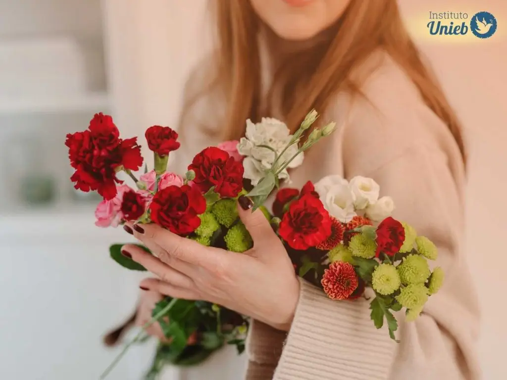 Mulher segurando um buquê de flores representando o Dia da Mulher