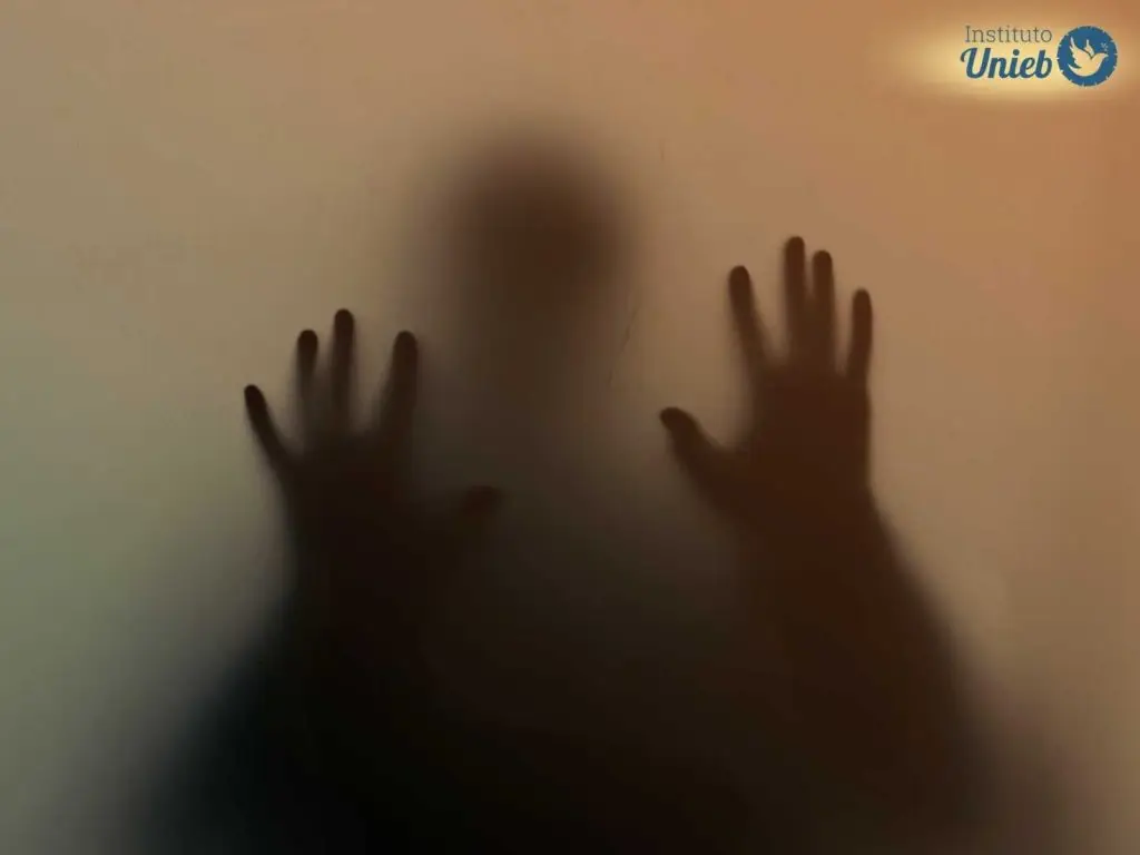 Uma sombra humana representando os obsessores espirituais