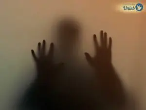 Uma sombra humana representando os obsessores espirituais