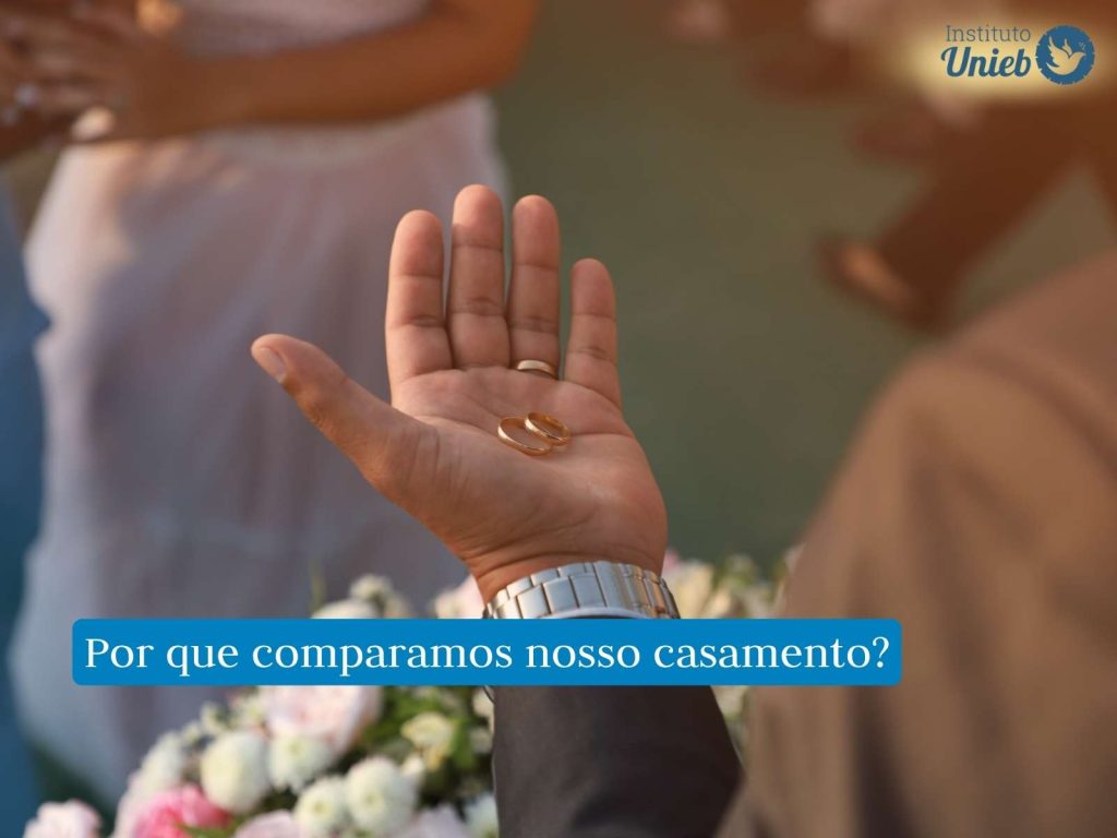 Homem segurando alianças na palma da mão simbolizando quando comparamos nosso casamento com os outros