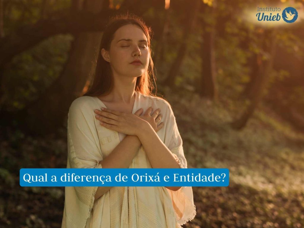 Mulher com as mãos sob o colo e olhos fechados refletindo e representando a pessoa que busca saber qual é o seu Orixá