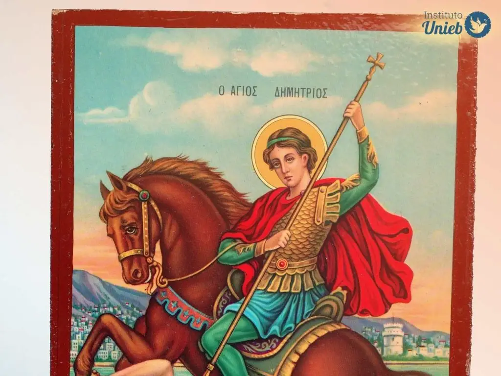 Representação de São Jorge, o Santo guerreiro sentado em seu cavalo em posição de combate