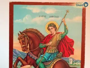 Representação de São Jorge, o Santo guerreiro sentado em seu cavalo em posição de combate