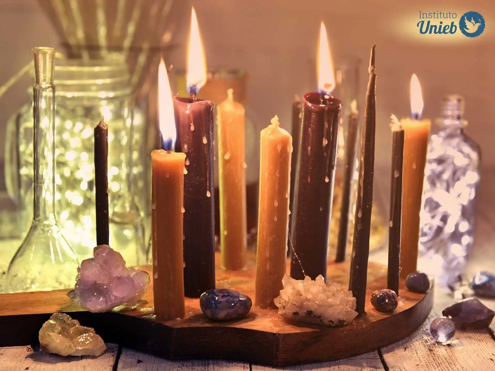 Unieb Velas acesas simbolizando um Trabalho Espiritual e como ele se difere da Lei da Atração