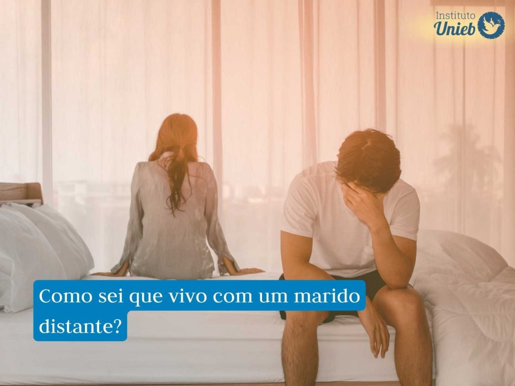 Homem e mulher sentados na cama distantes, representando um marido distante no relacionamento