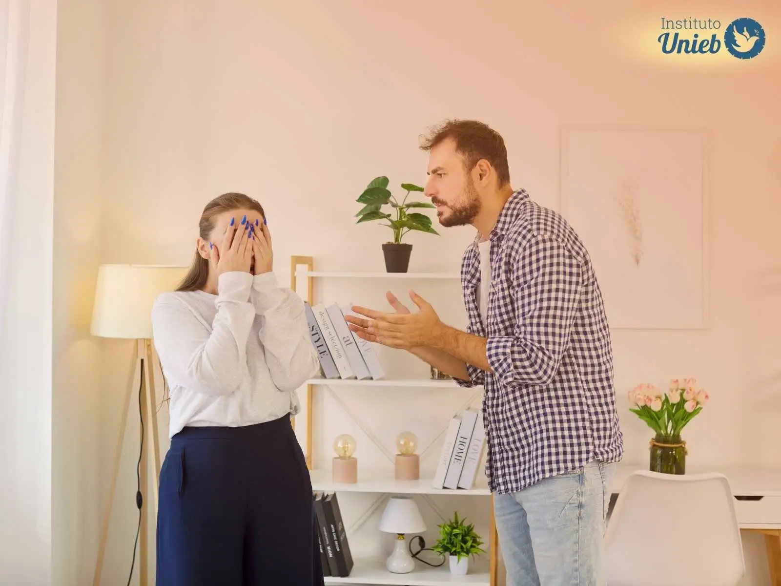 Mulher com mãos no rosto sofrendo com as críticas do marido