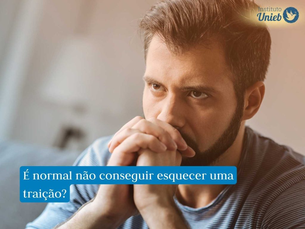 Homem pensativo representando alguém que perdoou uma traição, mas não esqueceu