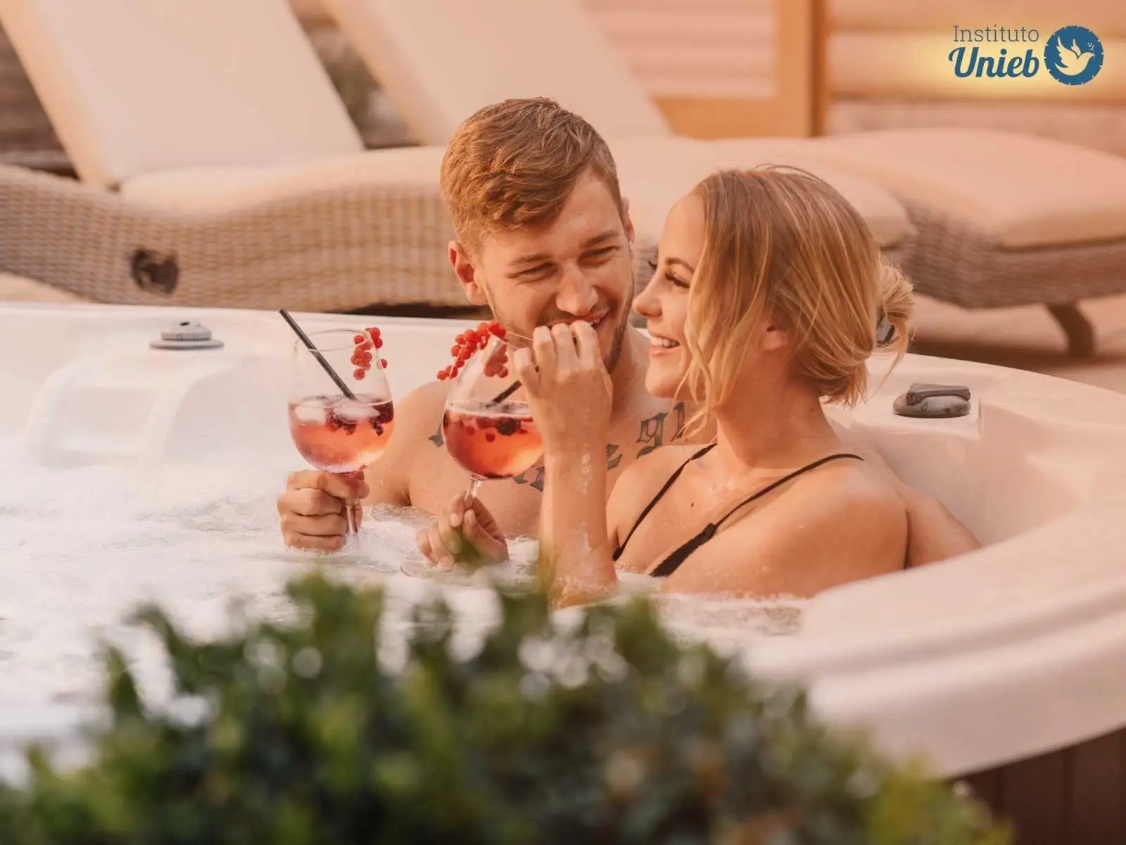 Casal tomando um banho de banheira juntos representando a limpeza de energias negativas no casamento