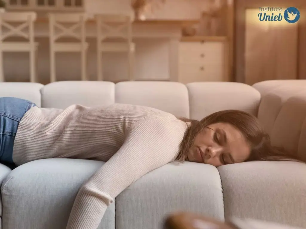 Esposa dormindo no sofá após uma briga no relacionamento