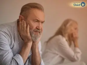 Homem e mulher sentados reflexivos representando um marido que quer se divorciar enquanto a esposa não quer o divórcio