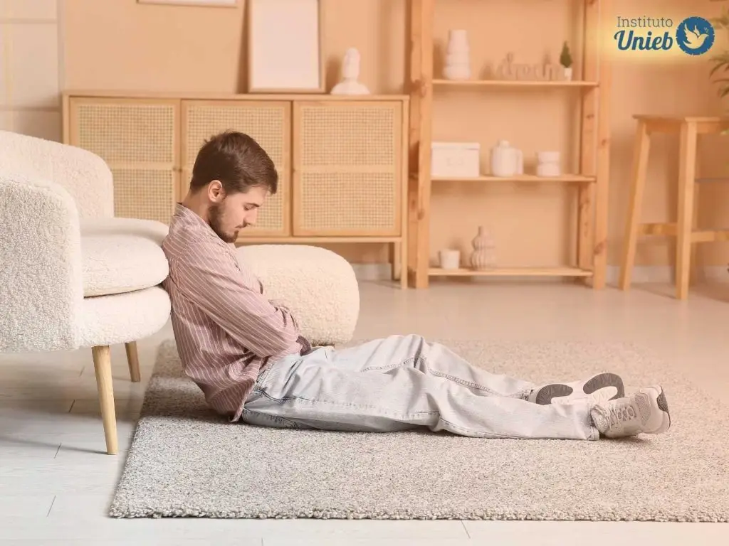 Homem dormindo no chão representando um marido que saiu da cama para dormir no chão