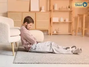 Blog Homem dormindo no chão representando um marido que saiu da cama para dormir no chão