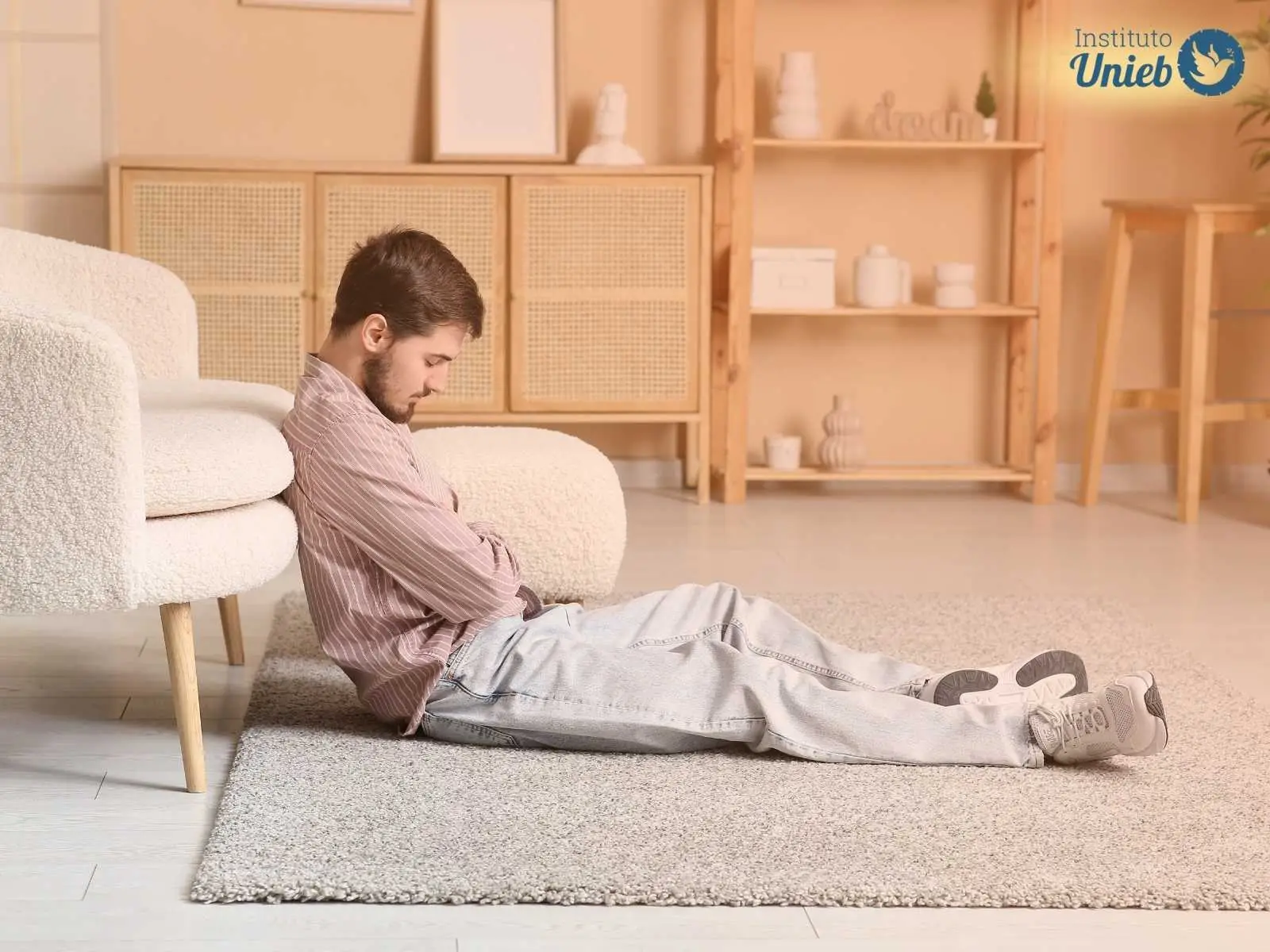 Blog Homem dormindo no chão representando um marido que saiu da cama para dormir no chão