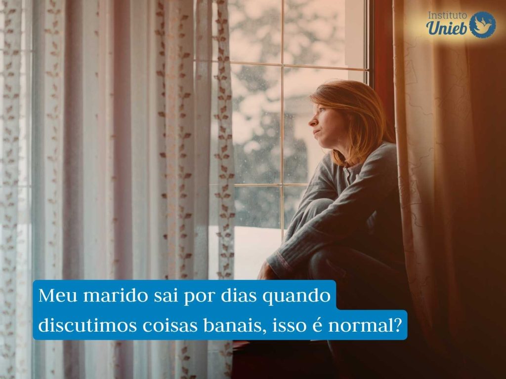 Mulher olhando pela janela representando uma esposa que discutiu com o parceiro e olha pela janela esperando ele voltar após uma discussão