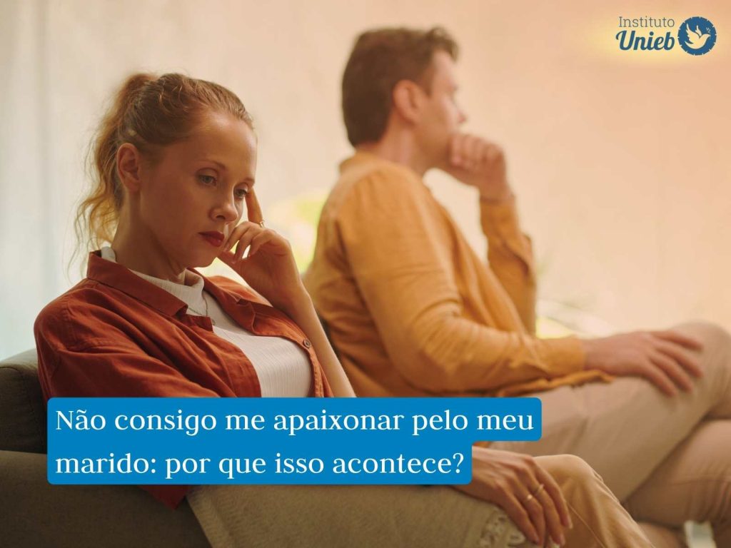 Homem e mulher sentados no sofá da sala, representando uma esposa insatisfeita com o relacionamento