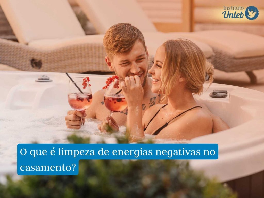 Casal tomando um banho de banheira juntos representando a limpeza de energias negativas no casamento
