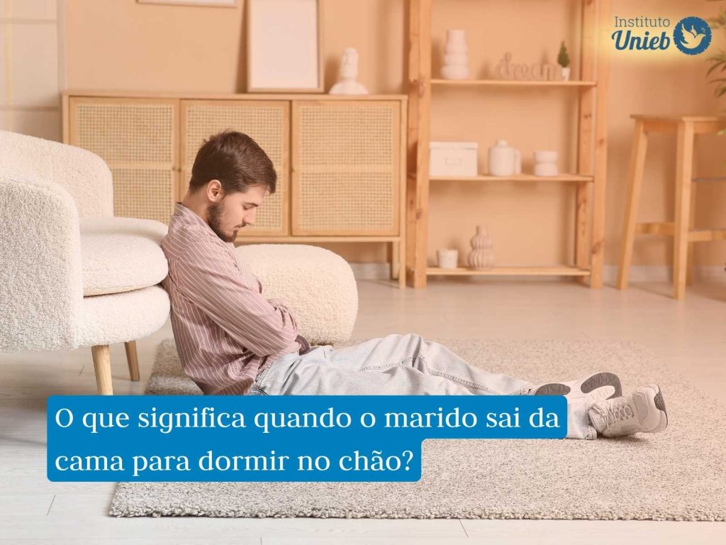 Meu marido saiu da cama para dormir no chão por causa de uma discussão: o que fazer? Homem dormindo no chão representando um marido que saiu da cama para dormir no chão