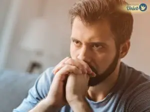 Homem pensativo representando alguém que perdoou uma traição, mas não esqueceu