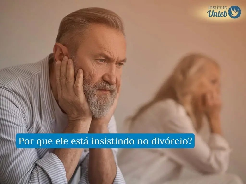 Homem e mulher sentados reflexivos representando um marido que quer se divorciar enquanto a esposa não quer o divórcio