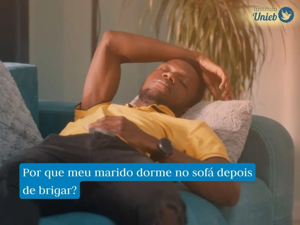 Homem dormindo no sofá representando um marido que dorme no sofá após uma discussão de casal