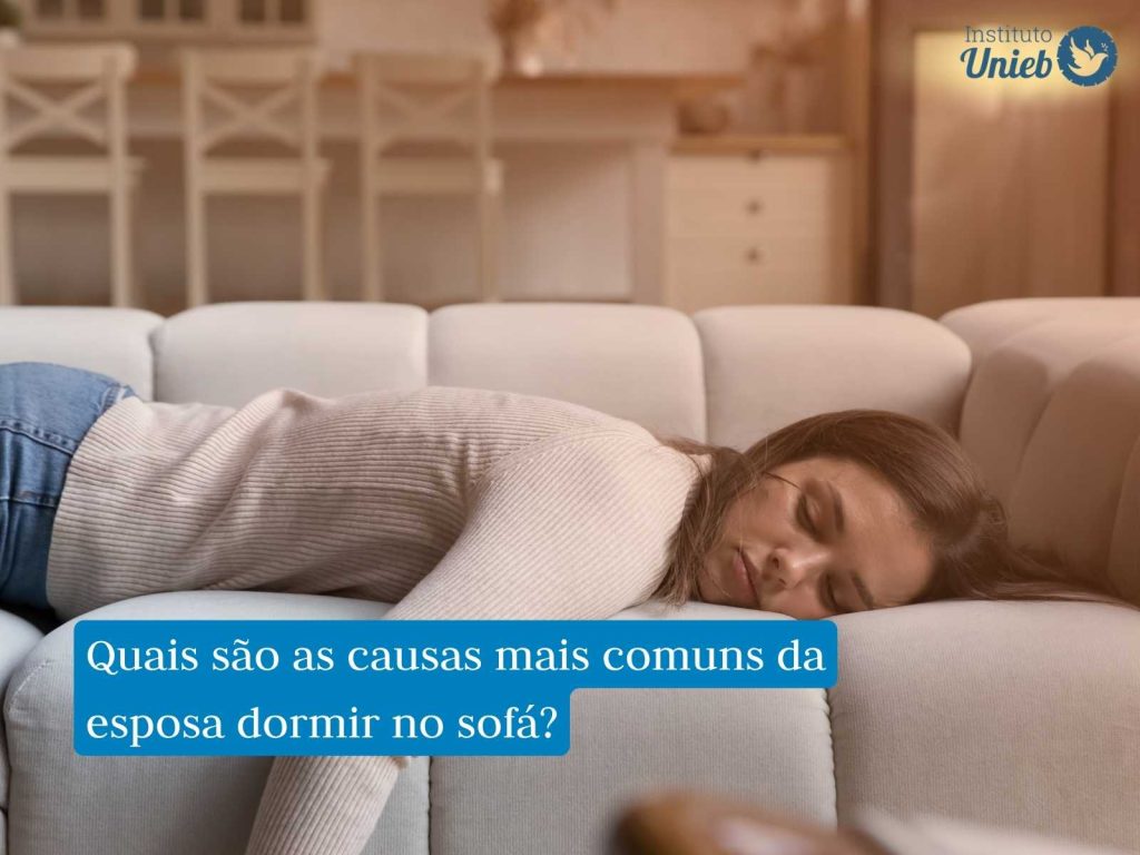 Esposa dormindo no sofá após uma briga no relacionamento
