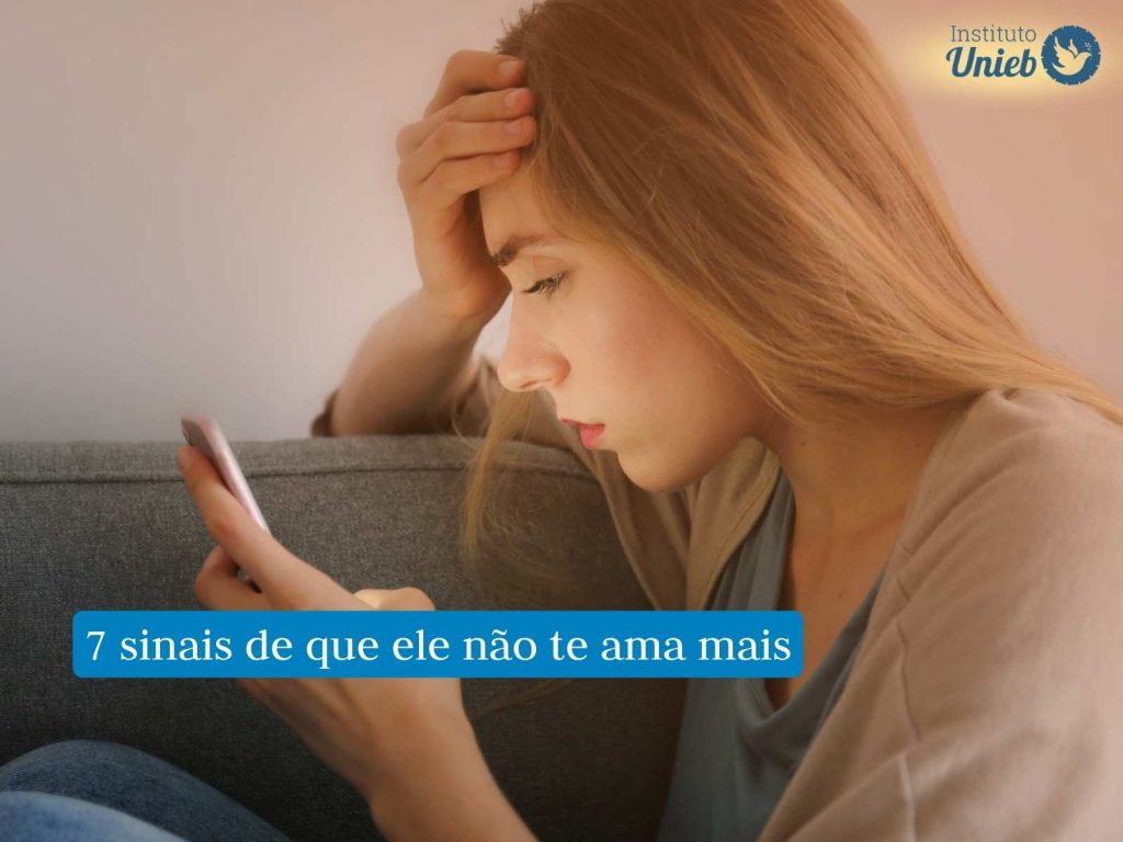 Conheça os 7 sinais de que ele não te ama mais Mulher olhando o celular como quem compreende os sinais de que o parceiro não a ama mais