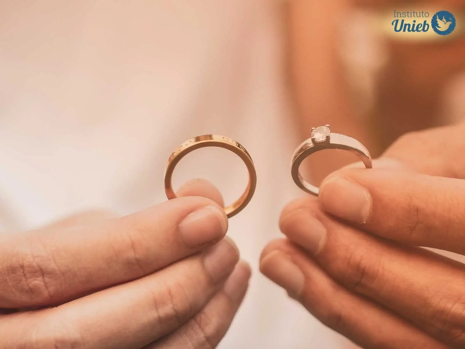 Alianças de casamento simbolizando um casal que passa pela fase da crise dos 11 anos no casamento