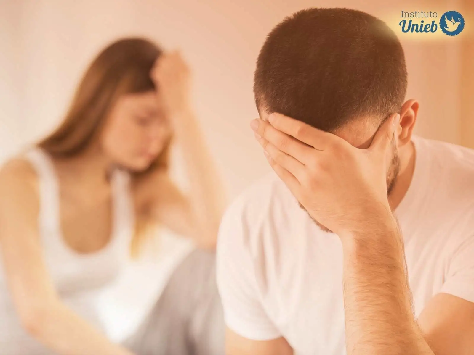 Homem com a mão no rosto representando um marido que se arrepende depois da separação