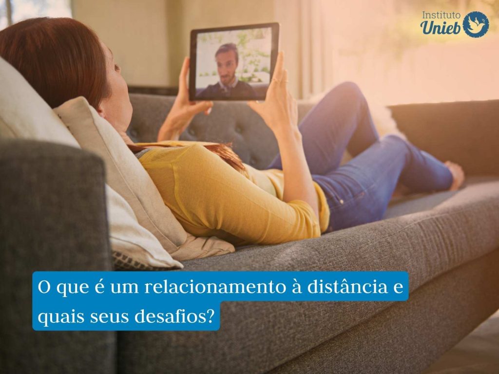 Relacionamento à distância funciona? Mulher deitada no sofá com tablet conversando com parceiro representando um relacionamento à distância