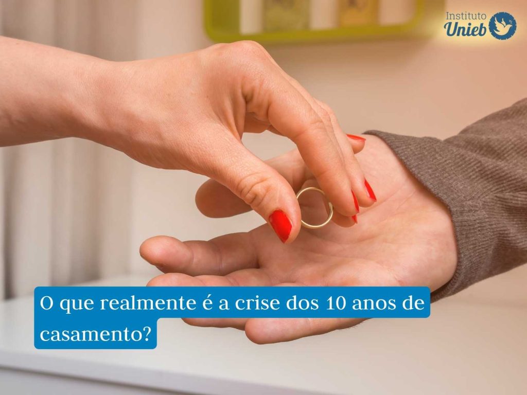 Crise dos 10 anos de casamento: o que fazer? Mulher devolvendo aliança para seu parceiro representando uma crise dos 10 anos de casamento