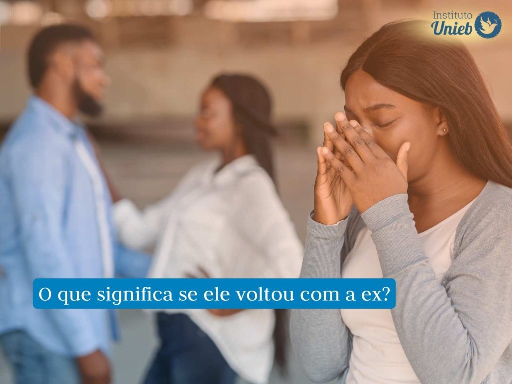 Ele voltou com a ex, o que fazer? Casal ao fundo e mulher à frente chorando indicando uma pessoa triste porque ele voltou com a ex
