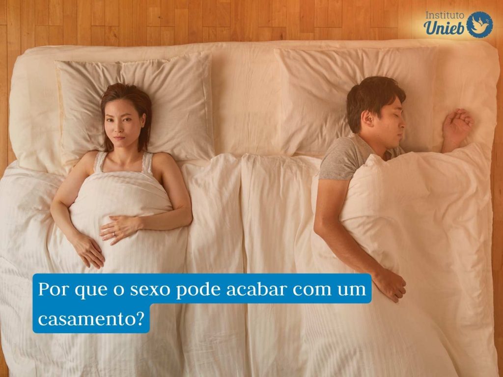 Casal deitado na cama representando um casamento sem sexo, próximo de ter uma separação por causa do sexo