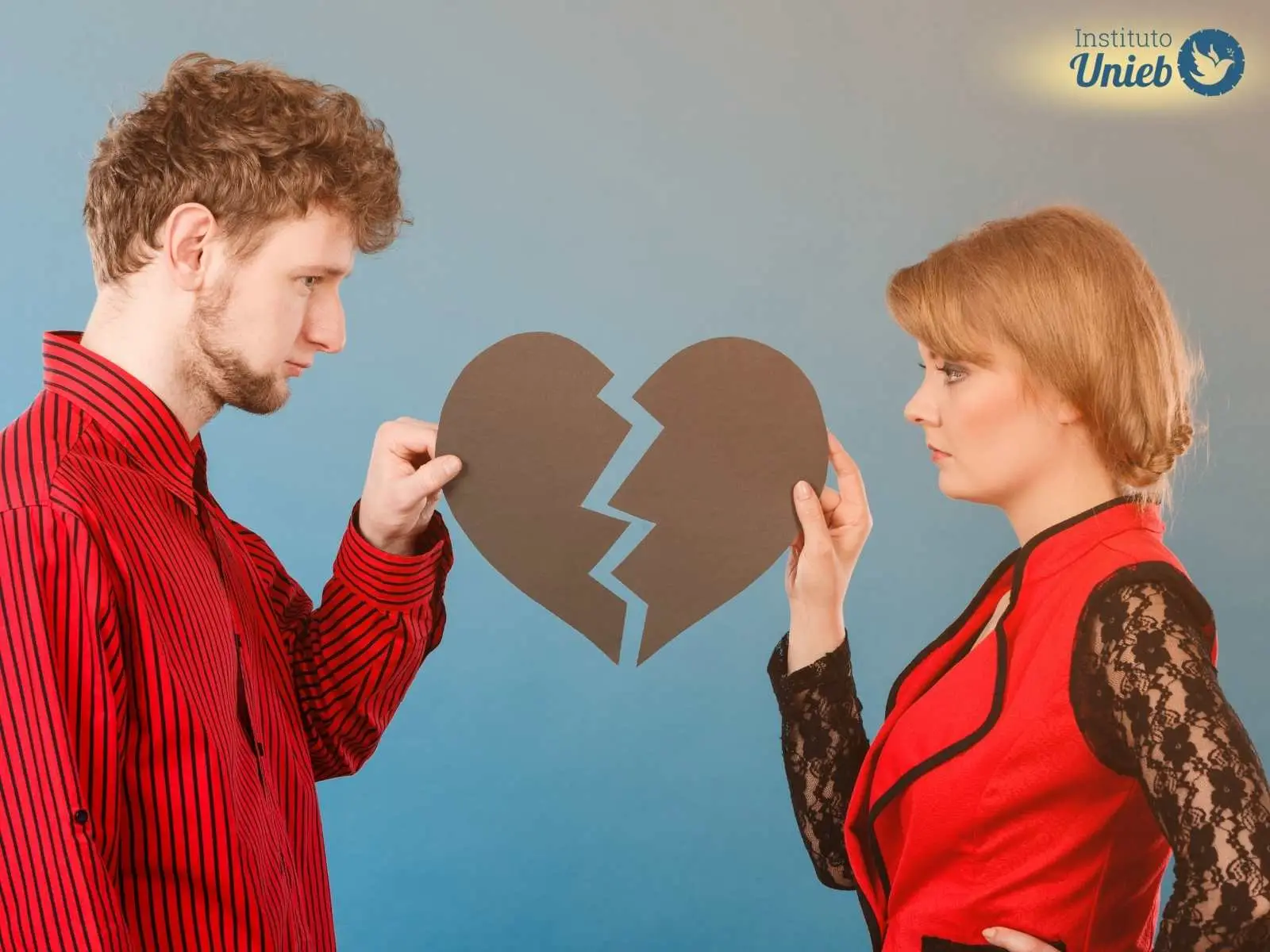 Homem e mulher segurando um coração partido que indica os problemas de separação