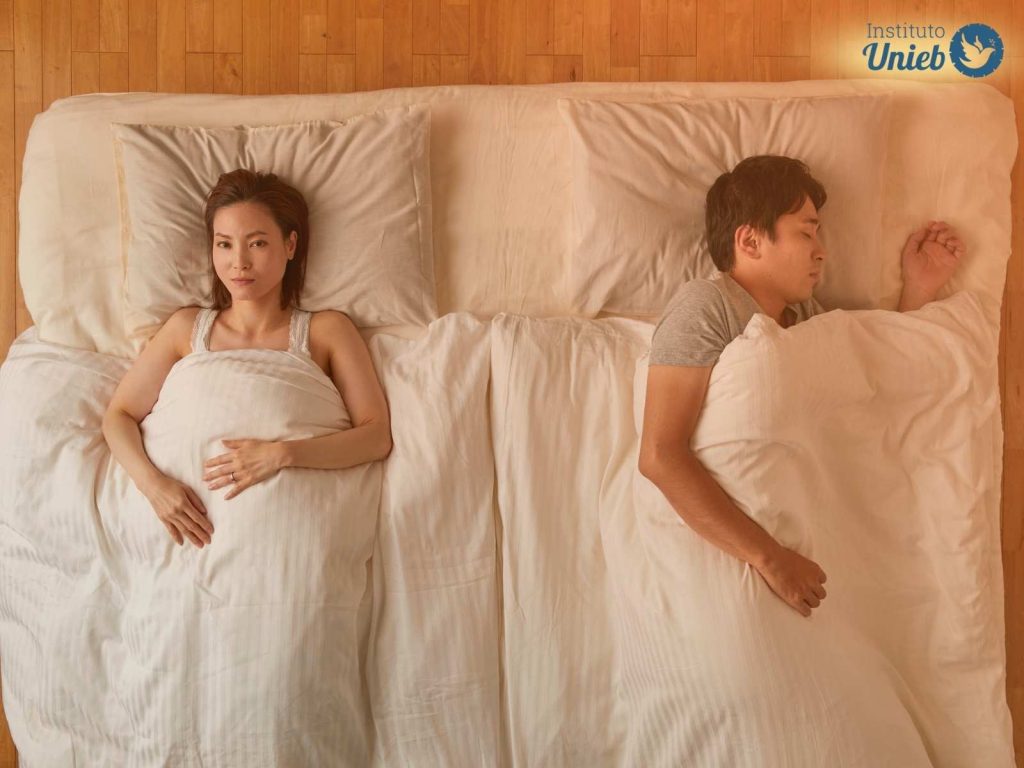 Casal deitado na cama representando um casamento sem sexo, próximo de ter uma separação por causa do sexo