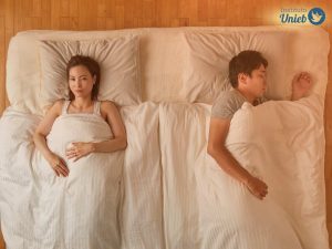 Casal deitado na cama representando um casamento sem sexo, próximo de ter uma separação por causa do sexo