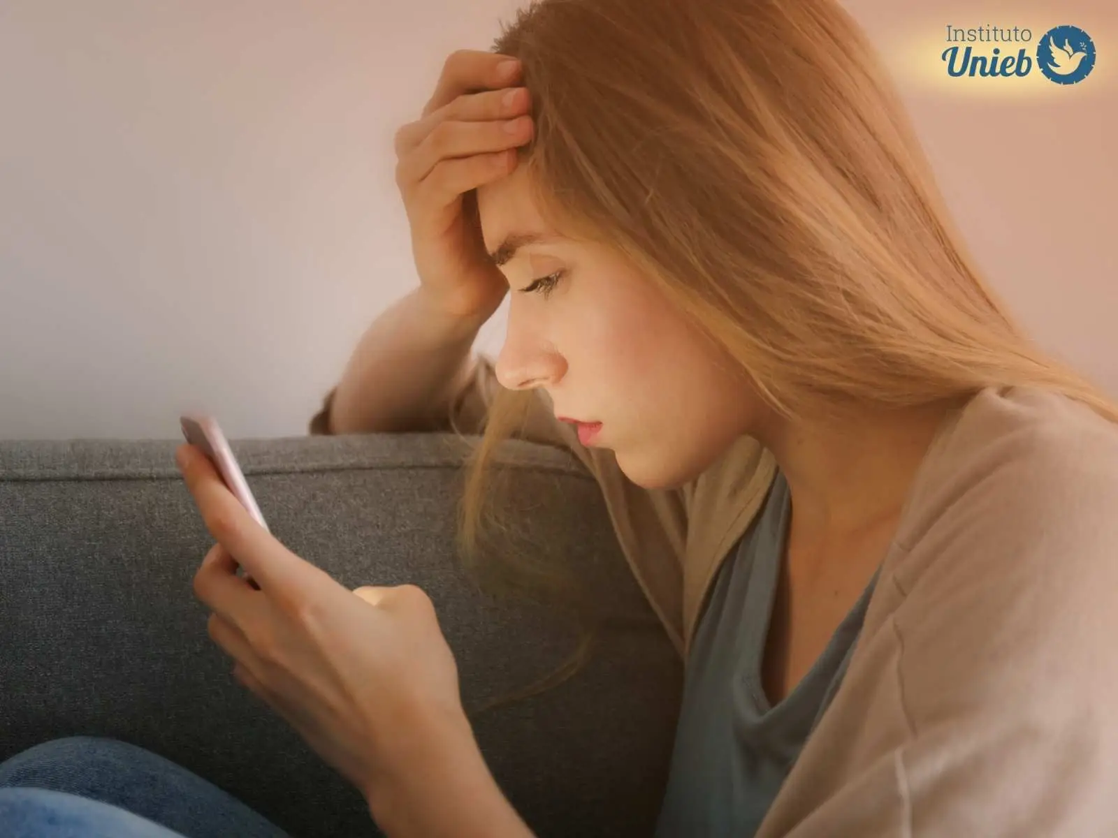 Mulher olhando o celular como quem compreende os sinais de que o parceiro não a ama mais