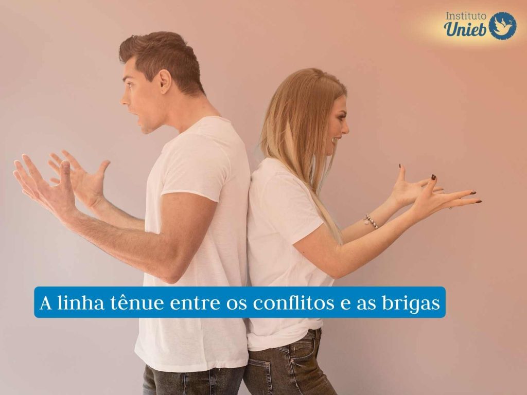 Brigar todo dia no relacionamento é normal? Casal de costas brigando um com o outro representando a dúvida se brigar todo dia no relacionamento é normal