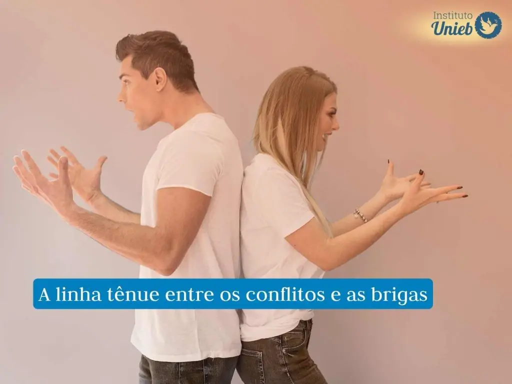 Casal de costas brigando um com o outro representando a dúvida se brigar todo dia no relacionamento é normal