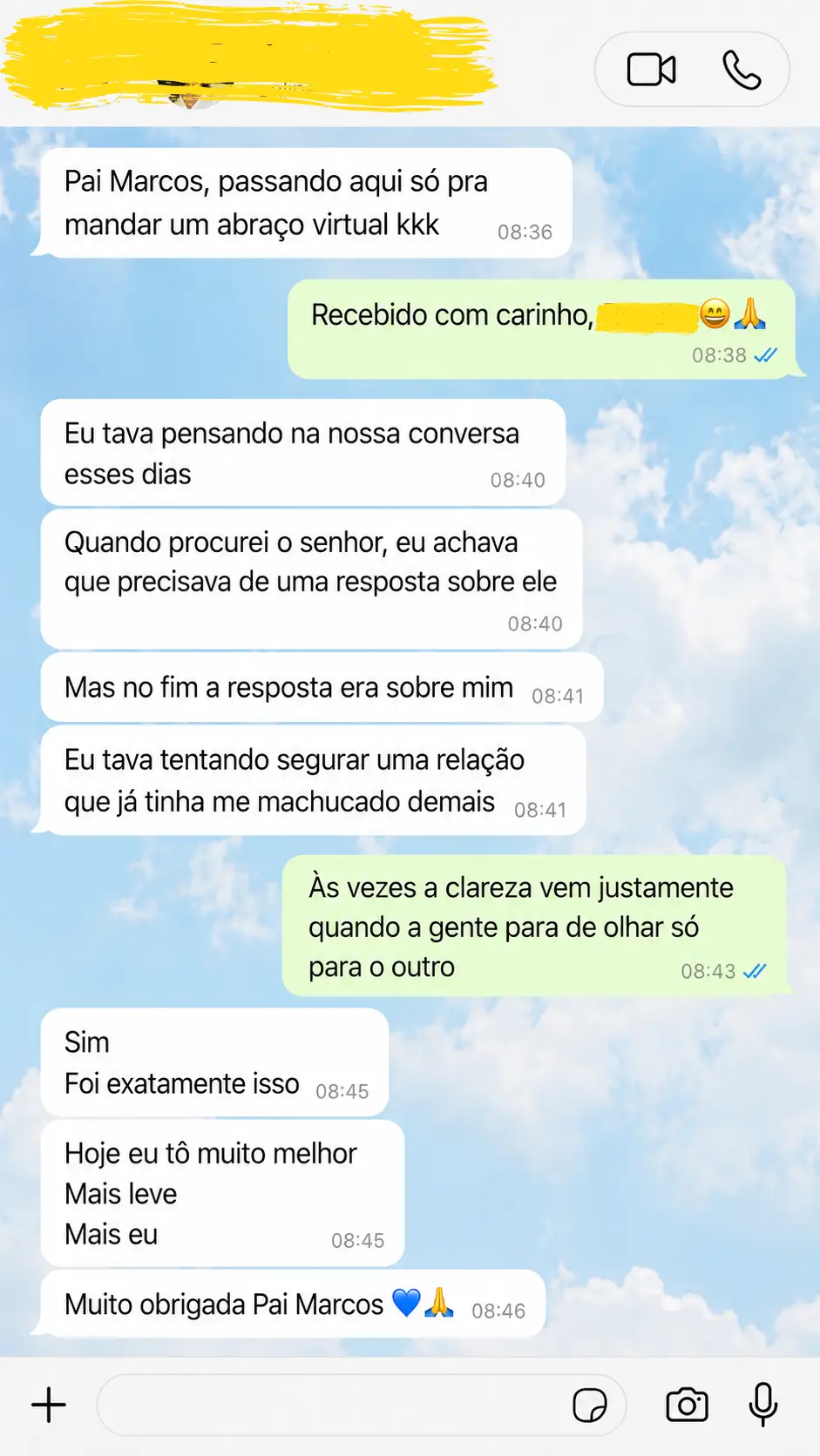 Mulher envia abraço virtual para Pai Marcos e reflete sobre como a clareza veio após focar no outro.