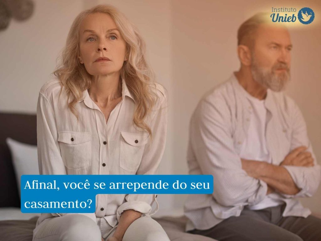 Homem e mulher de meia idade sentados representando alguém que reflete sobre ter se arrependido do casamento