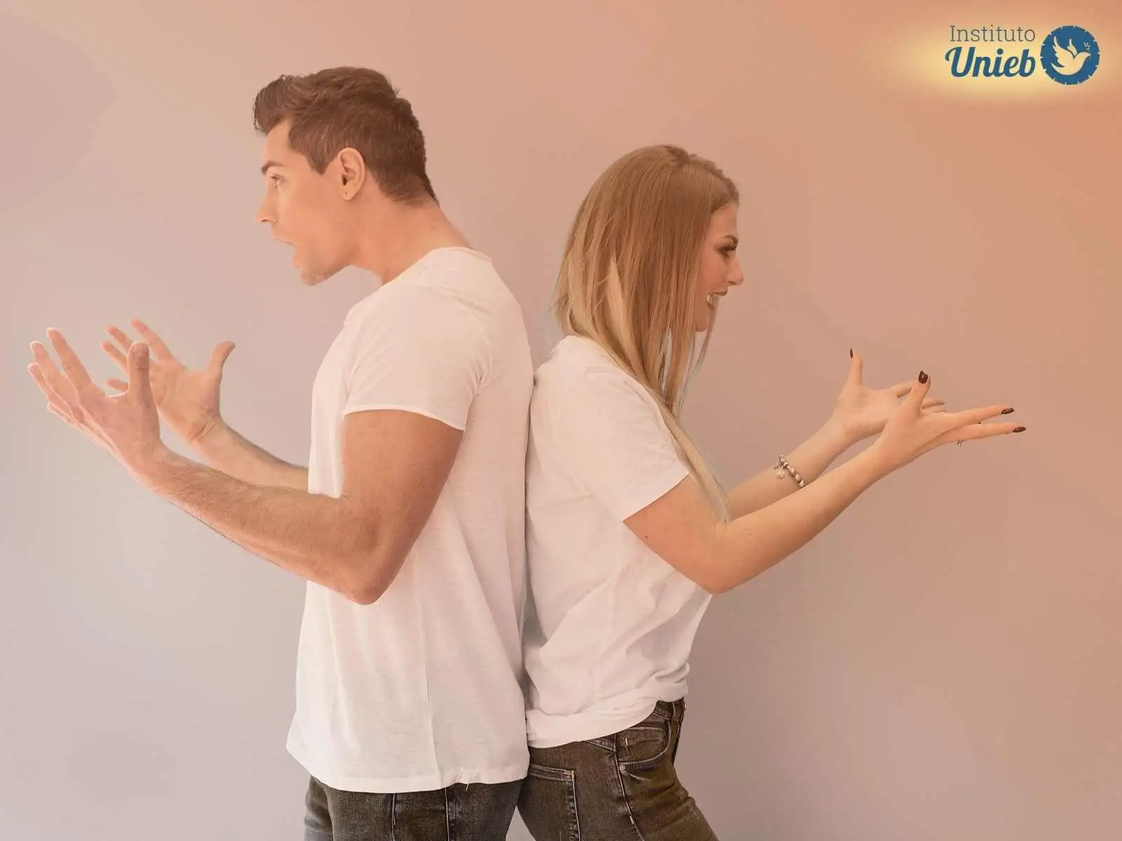 Casal de costas brigando um com o outro representando a dúvida se brigar todo dia no relacionamento é normal