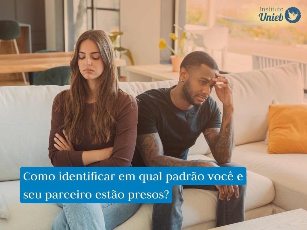 Os 5 tipos de briga que destroem relacionamentos Casal magoado após discussão representando os tipos de briga que destroem relacionamentos