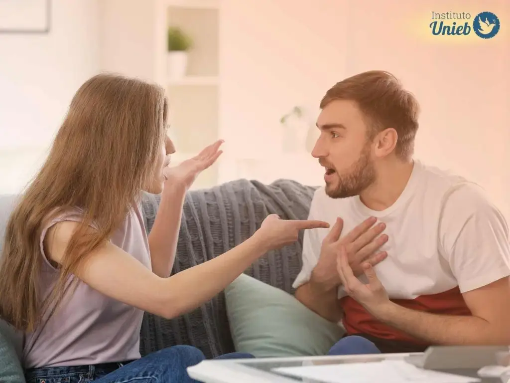Casal brigando representando o dilema de como resolver uma briga de casal sem piorar a situação