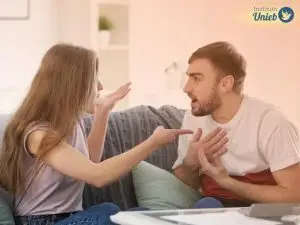 Casal brigando representando o dilema de como resolver uma briga de casal sem piorar a situação