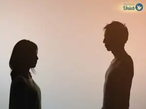 Homem e mulher olhando um para o outro representando um homem que não quer compromisso