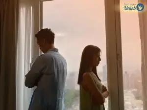 Casal de costas um para o outro simbolizando a decisão de dar um tempo no relacionamento
