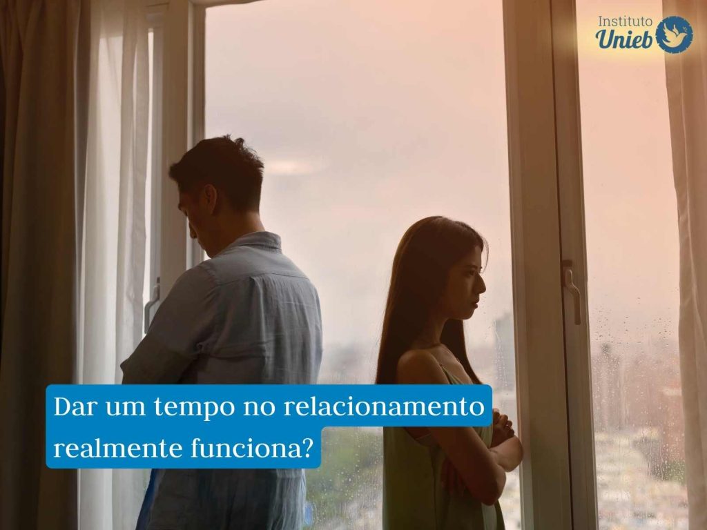 O que significa dar um tempo no relacionamento? Casal de costas um para o outro simbolizando a decisão de dar um tempo no relacionamento