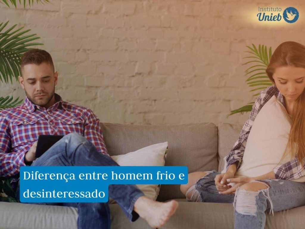 Como conquistar um homem frio? Casal sentado no sofá representando um afastamento emocional comum quando a relação tem um homem frio