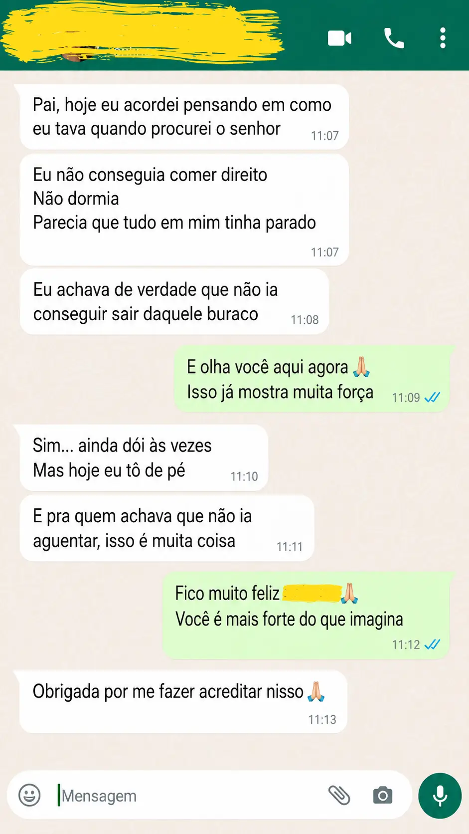 Conversa no WhatsApp onde uma mulher conta ao mentor como acordou lembrando da fase ruim e agora se sente de pé novamente, recebendo incentivo de força.